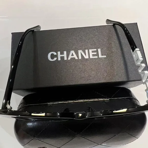 Authentic CHANEL Sunglasses Women's Polarized-Black/White CC Logo New With Box - Picture 9 of 9